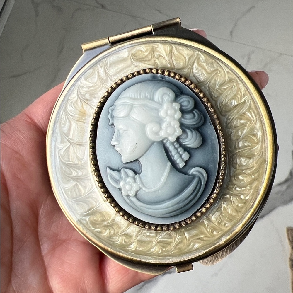 Vintage Cameo Compact